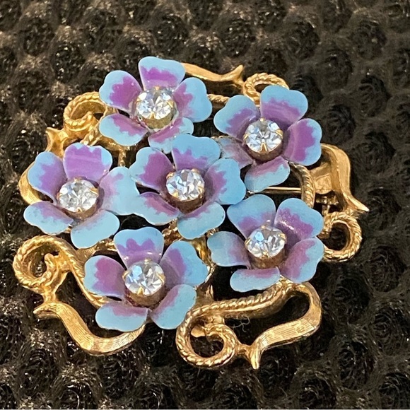 Avon Jewelry - Forget-me-Not Signed Avon Brooch Pin Blue Flowers
Love Blossoms